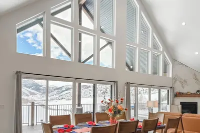 Image de Riverside Luxury: Modern Mountain Retreat with Hot Tub and 3 King Suites!