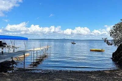 Image de The Flying Mermaid - A cute and cozy lake view cottage just steps to Sebago Lake