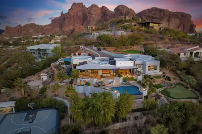 Desert Luxe Escape | Infinity Pool • Courts • Wi-Fi