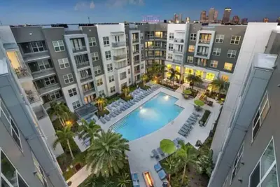 Image de Downtown Cozy King Suite | Pool\/Gym\/Free Parking