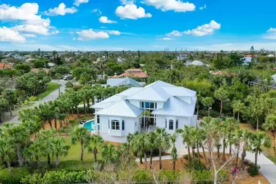 Image de Sanibel 6 bedroom Luxury Home with Pool, One Block from Beach, Pier and Canal View