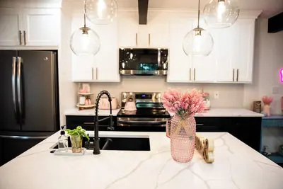 Image de Girls Getaway w\/ GlamRoom, Sleeps 12, Patio & Fire Pit Walk to Shop, Dink & Dine