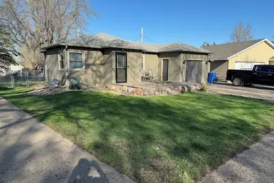 Image de Hilltop Heights Home. Safe neighborhood minutes from downtown.