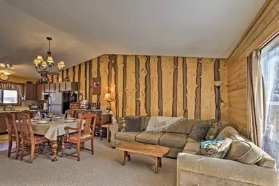 Image de Private and cozy Townhouse #102 in the Townhouse Village at North Ironwood Acres resort on the Black River Scenic Byway. Beautiful wood theme through out with wood burning fireplace and onsite Laundry. Sleeps 1-6. Dog Friendly! !