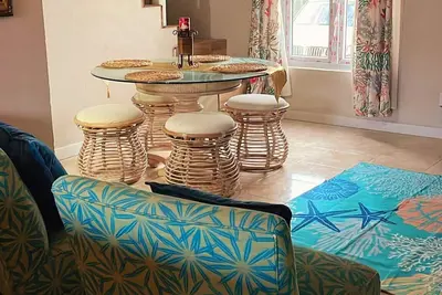 Image de A serene Island townhome amidst tranquility and Nature.