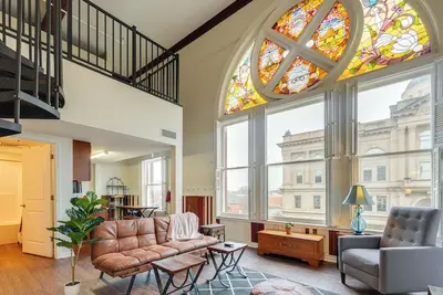 Image de Unique & Stylish Studio Loft in Huntington!