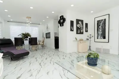 Image de Modern and luxury 3500 sq feet home jetted tub 10000 sq feet park backyard