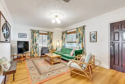 Image de 3 Mi to Dtwn: Tampa Cottage w/ Fire Pit!