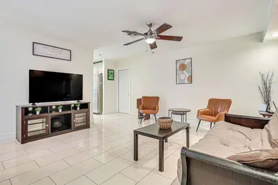 Image de Hot Tub Haven: 4 Mi to Hard Rock Stadium!