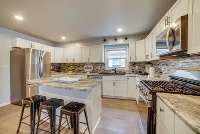 Image de 4 Mi to Lake Michigan: East Chicago Home w/ Grill