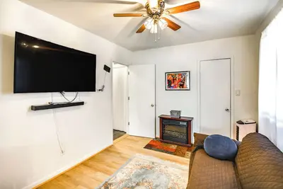 Image de 1 Mi to Dtwn: Remote Work-Friendly Apt in Hampton!