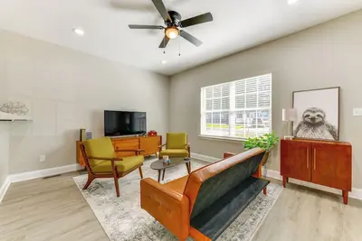Image de Near Shopping & Dining: Pet-Friendly Dallas Apt!