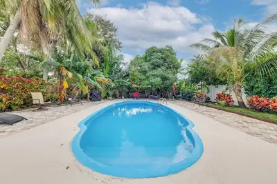 Image de 1 Mi to Beach: Sunny Lantana Cottage w\/ Pool!
