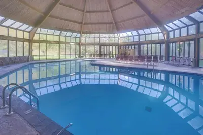 Image de Pocono Mountain Chalet | Camelback Ski-in Ski-out!
