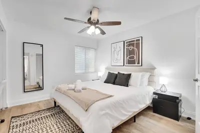 Image de Bayshore Charm | Pool, Gym & Free Parking & more!