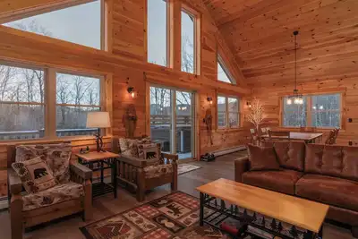 Image de Gorgeous dog-friendly cabin with great view, deck, hot tub, & gas fireplace