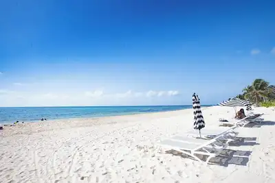 Beachfront 3br +1 Main Floor Condo, Private Veranda & Plunge Pool, in Mareazul