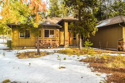 Image de Cozy Cabin w/hot tub- 5 mins to Sharc(included)