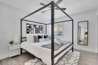 Image de Cozy Bayshore King suite | Pool, Gym & Parking!