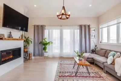 Image de Spacious 5-bedroom ocean view house in serene Long Beach with fitness room.