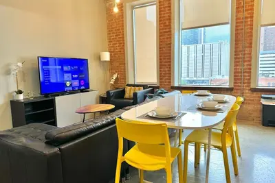 Image de 2 Br | 2 Bt | Downtown | Free Valet Parking | # 6
