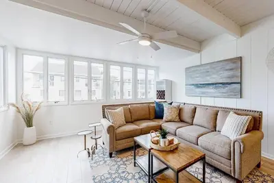 Image de Expansive Coastal Retreat, 50 Yards from the Beach