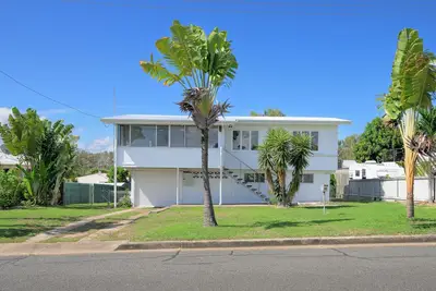 Image de Fully renovated home, close to parks, river & beach