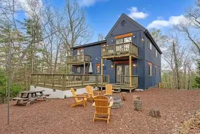 Image de Resort Getaway: Golf, Bmx trail, Hot Tub & Arcade!