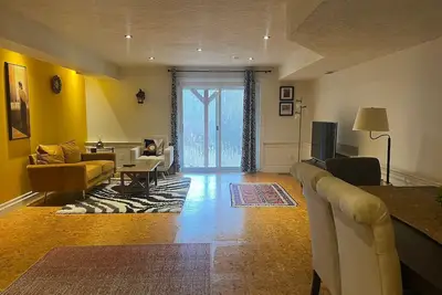 Image de Cozy Private One-Bedroom Walkout Basement