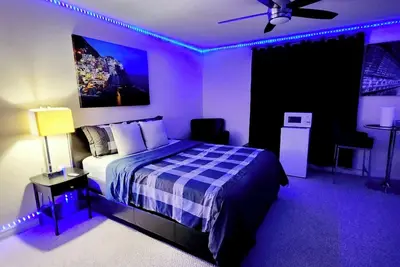 Image de Platinum Staycation Suite- Private Ensuite Bedroom with free parking