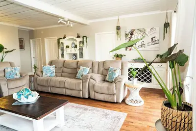 Image de Beachfront apartment with pool & ocean views, 2 mins walk to Beach. Sleeps 7.