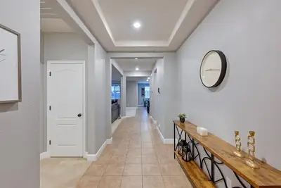 Image de Charming and spacious 3-bedroom 2-bath house with modern living amenities.