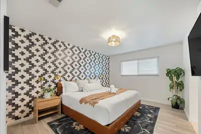 Image de 7 Bed Single Level Home+Detached Casita, Game Room, Fire-pit, Free Parking/Wi-fi