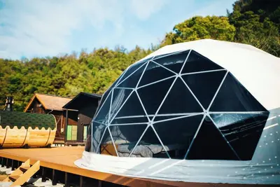 Image de Glamping dome tent bathed in the setting sun in Se / Onomichi Hiroshima