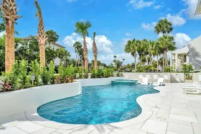 Image de Majestic Sands | Free Golf Cart & Beach Chairs | Gorgeous Private Pool & Courtyard | 2 Pm Check In! | Clubhouse Amenities! Pickleball, Gym & Hot Tub!