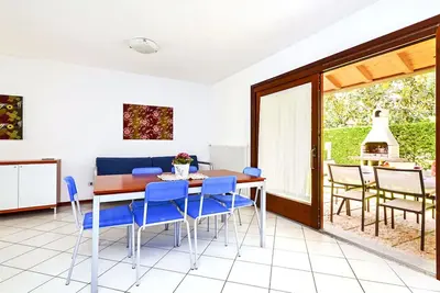 Appartement dans une maison de vacances avec Wifi, climatisation, piscine, Tv, terrasse, parking