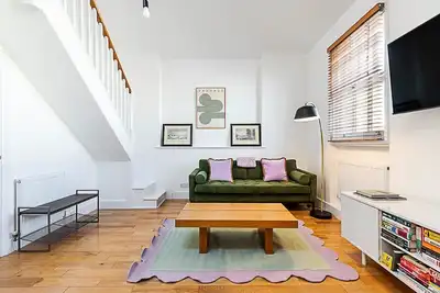 Image de Stylish Chelsea Flat with Luxe Comfort & Charm