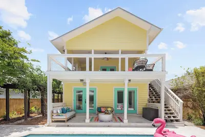 Image de Luxe Villa near Beach, Pool + HotTub, Chef's Kitchen | Woodward Way by AvantStay