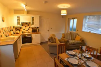 Image de Cosy 2br Apt Near Airport Free Parking | By DerBnB