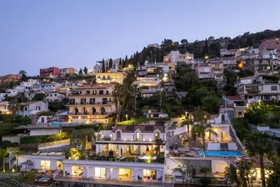 Image de Villa à Taormina avec 8 chambres à coucher, 16 couchages