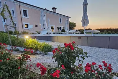 Image de Manoir Ă Marche avec piscine et vue plage