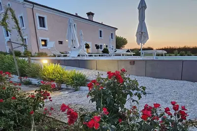 Image de Manoir à Marche avec piscine près de l'Adriatique