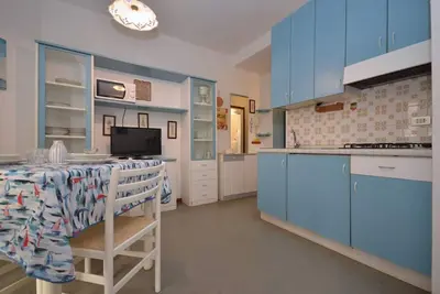 Image de Studio moderne et fonctionnel avec balcon Ă Lignano
