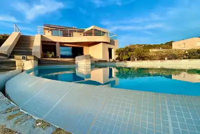 Image de Superbe villa, sur la plage, pieds dans l'eau.