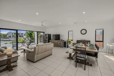 Image de Scenic 5-Bed Riverview Classic & Relaxing Escape