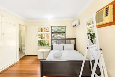 Image de Affordable Studio – Steps from Uq/ Shops/ Transit