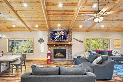 Image de Perez Resort: Luxury Log Cabin Home! Chefs Kitchen! Theater! Game Room w/ 4 Arcade Games, Air Hockey, Pool Table + Pinball Machine! 4 En-Suite Bedrooms!