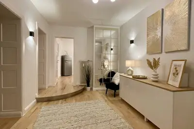 Image de Schwabing apartment with kitchen, conservatory and rain shower in the heart of Munich