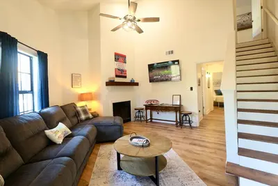 Image de Cozy Oxford Cottage - Close to mTrade Park and Om Golf Course!