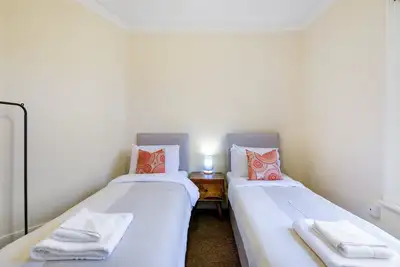 Image de Mountfield Rd 2a - 3 Bedroom and 1 Bathroom Apartment in Mountfield with Parking